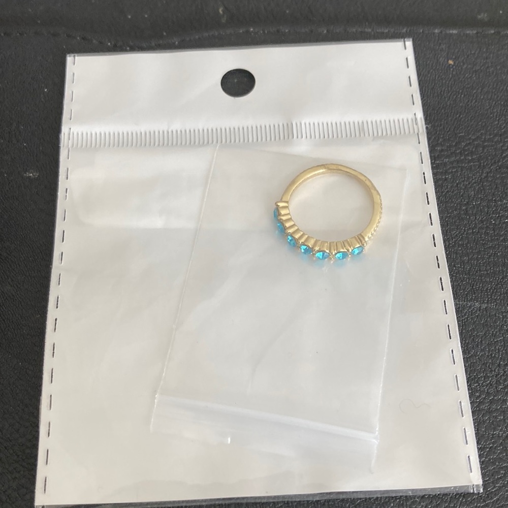 Costume jewrey blue stone ring. Goldtone size 7.